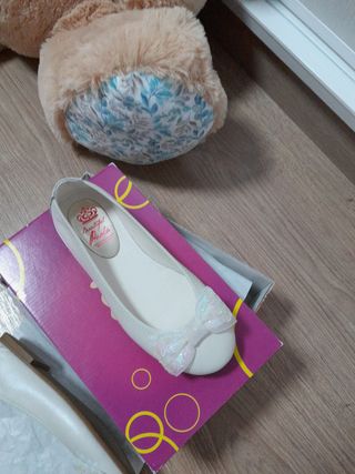 Zapatos de niña, tipo princesa marca Paola T 33.
