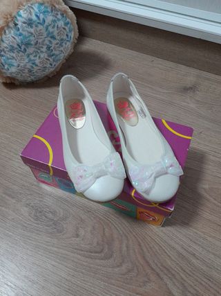Zapatos de niña, tipo princesa marca Paola T 33.
