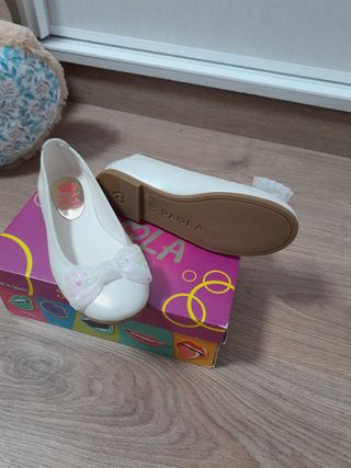 Zapatos de niña, tipo princesa marca Paola T 33.
