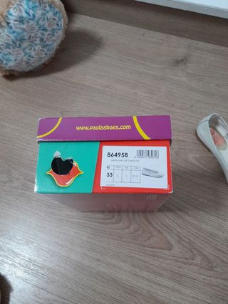 Zapatos de niña, tipo princesa marca Paola T 33.
