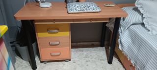 Dormitorio juvenil con cajones en perfecto estado