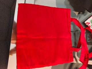Bolso rojo con bordado y espejos