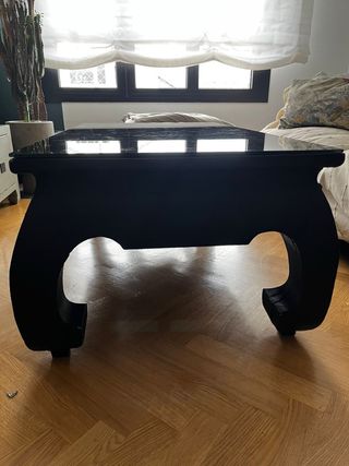 Tavolo orientale in teak verniciato in nero. 