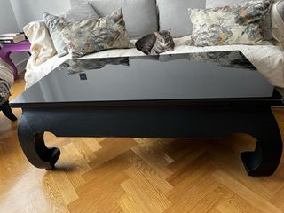 Tavolo orientale in teak verniciato in nero. 