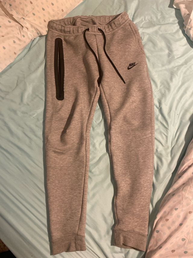 Pantalón Nike Tech Gris