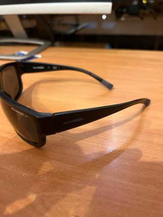 Gafas de sol Arnette negras y grises