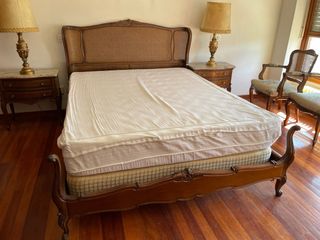 Cama de madera y ratán.