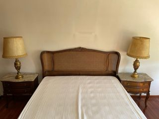Cama de madera y ratán.