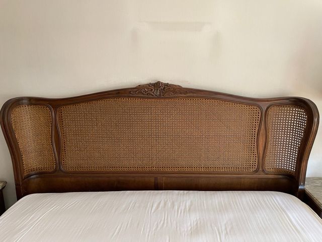 Cama de madera y ratán.