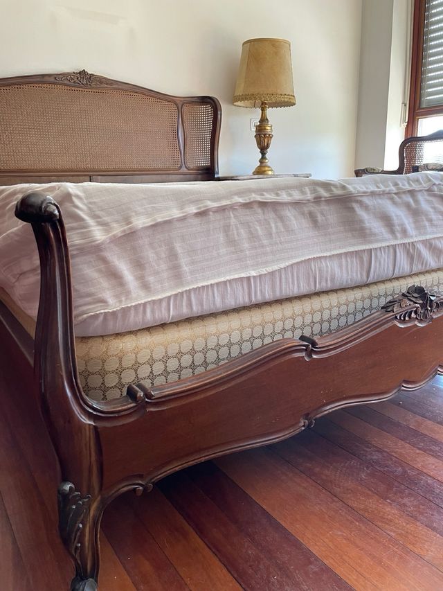 Cama de madera y ratán.