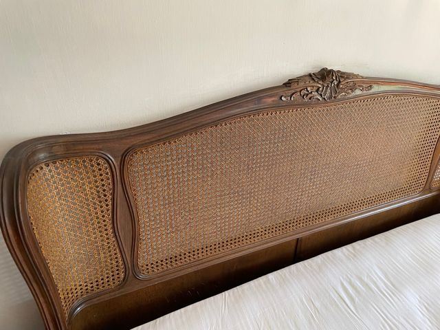 Cama de madera y ratán.