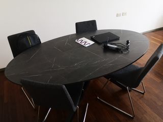 Mesa comedor ovalada, acabado imitación piedra. 