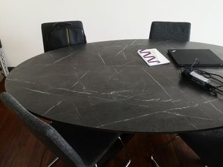 Mesa comedor ovalada, acabado imitación piedra. 