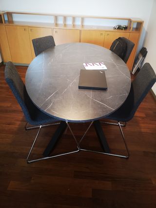 Mesa comedor ovalada, acabado imitación piedra. 