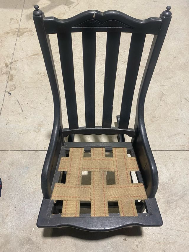 Mecedora de madera con asiento de yute