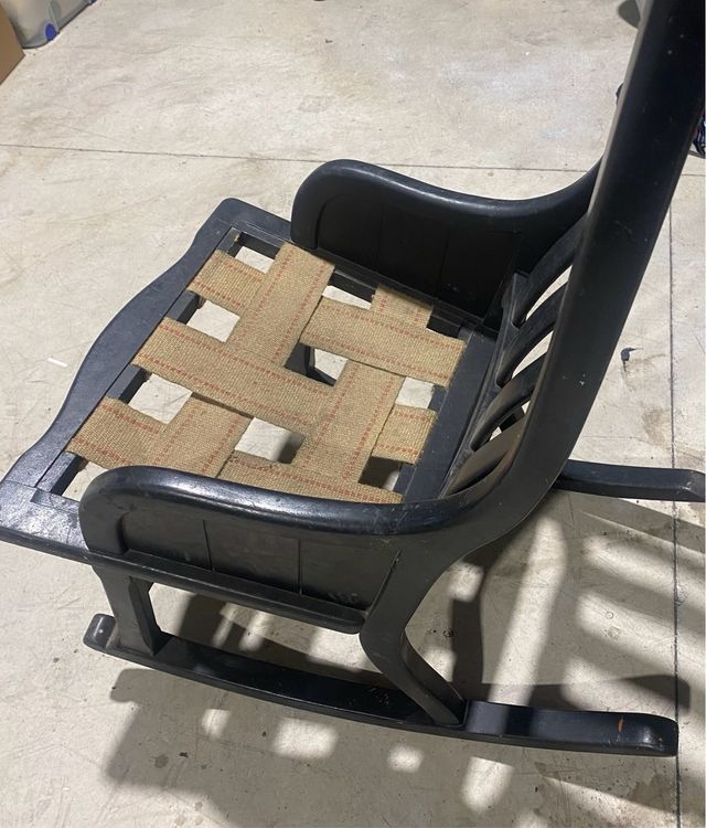 Mecedora de madera con asiento de yute