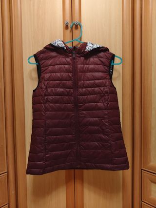 Chaleco acolchado burdeos con capucha talla M