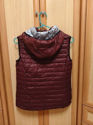 Chaleco acolchado burdeos con capucha talla M