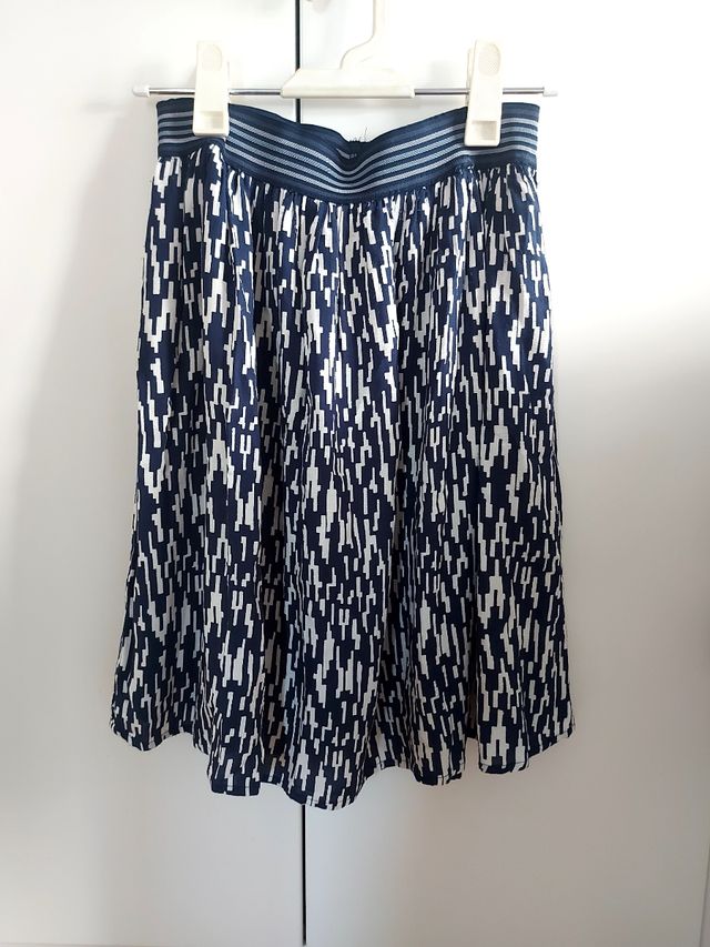 Falda de largura media