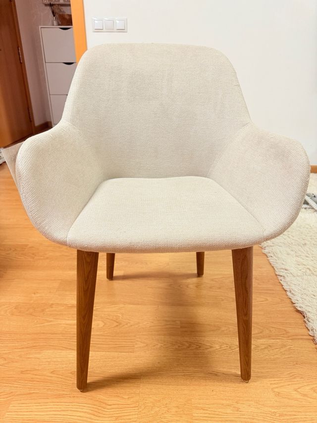 Silla Konna beige patas madera fresno