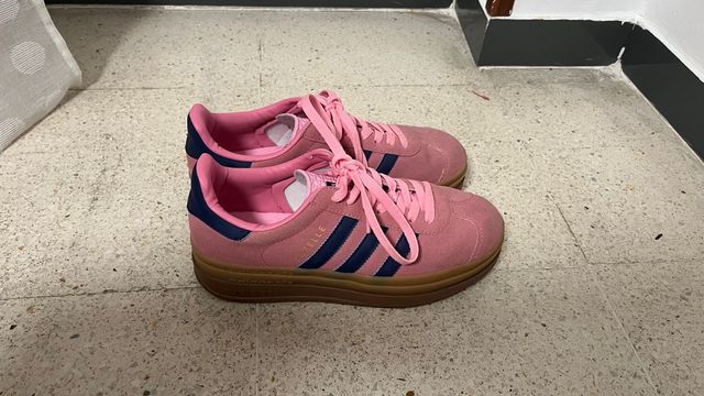 Adidas Gazelle rosas con detalles azules