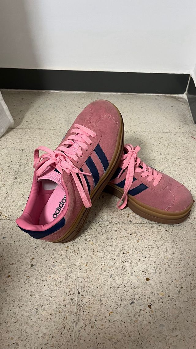 Adidas Gazelle rosas con detalles azules