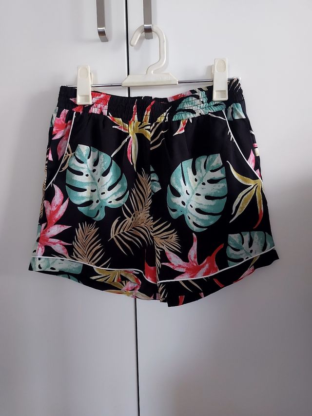 Pantalón corto estampado tropical
