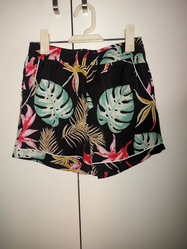Pantalón corto estampado tropical