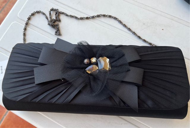 Bolso de fiesta negro con pedrería.