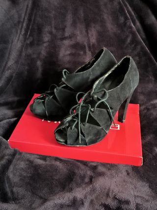 Zapatos de tacón negros con cordones