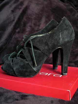 Zapatos de tacón negros con cordones