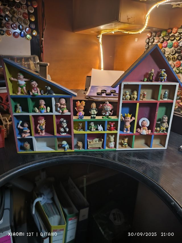 Casa miniatura con figuras