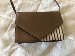 Bolso de piel marrón con adornos de piel beig 