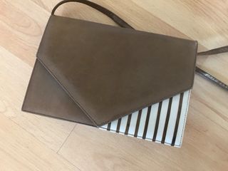 Bolso de piel marrón con adornos de piel beig 