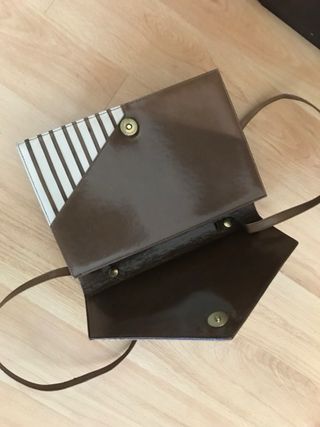 Bolso de piel marrón con adornos de piel beig 