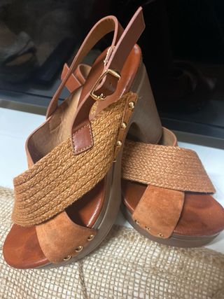 Sandalias de tacón de cuña con tiras de esparto