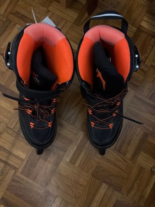Patines en línea negros y naranjas