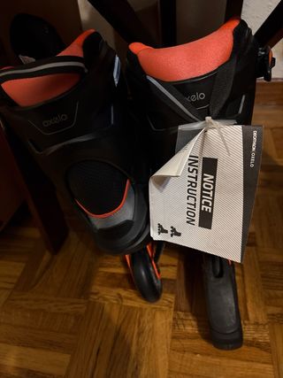 Patines en línea negros y naranjas