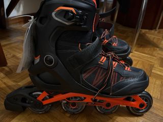 Patines en línea negros y naranjas