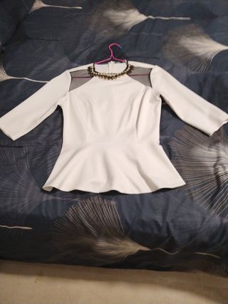 Blusa peplum beige con pedrería