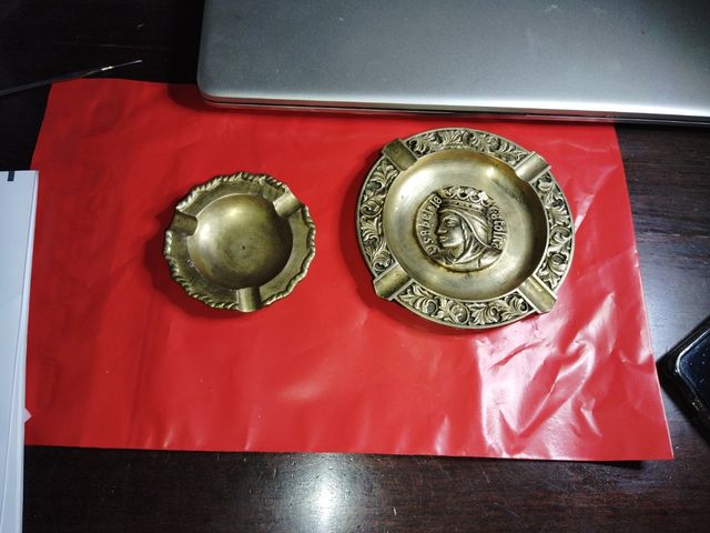 Set di 2 posacenere vintage in bronzo inciso