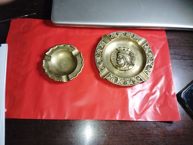 Set di 2 posacenere vintage in bronzo inciso