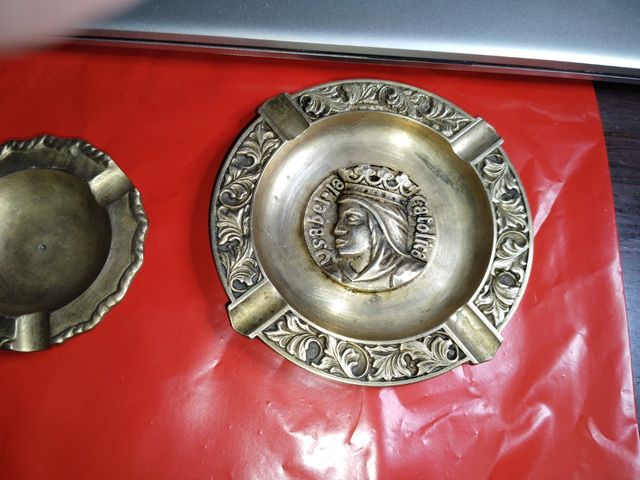 Set di 2 posacenere vintage in bronzo inciso