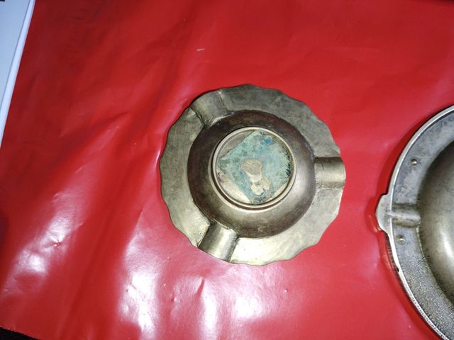 Set di 2 posacenere vintage in bronzo inciso