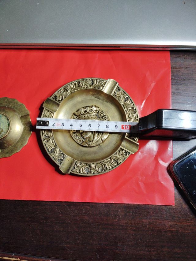 Set di 2 posacenere vintage in bronzo inciso