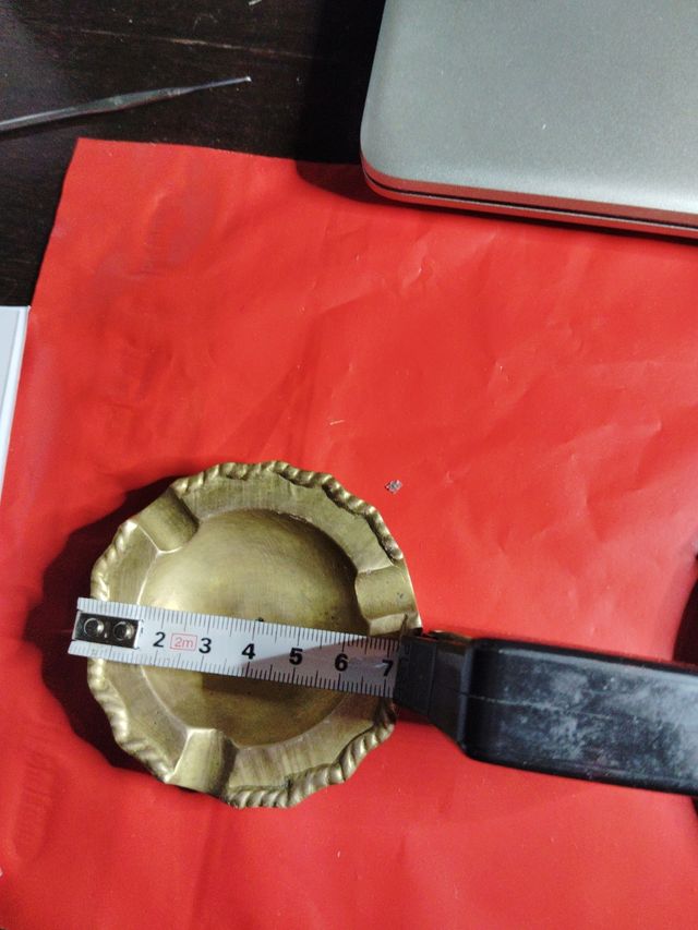 Set di 2 posacenere vintage in bronzo inciso