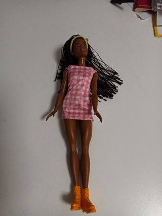 Muñeca Barbie con vestido rosa y botas