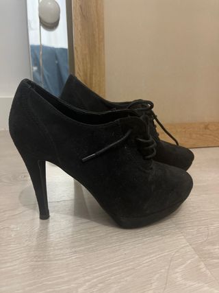 Zapatos de tacón negros con cordones