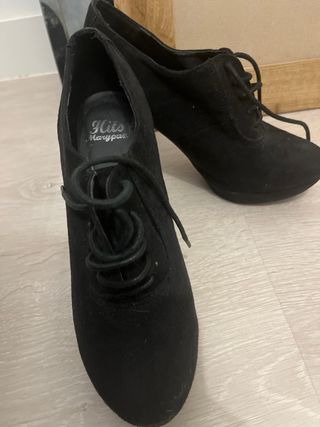 Zapatos de tacón negros con cordones