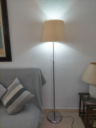 Lámpara de pie beige y plateada